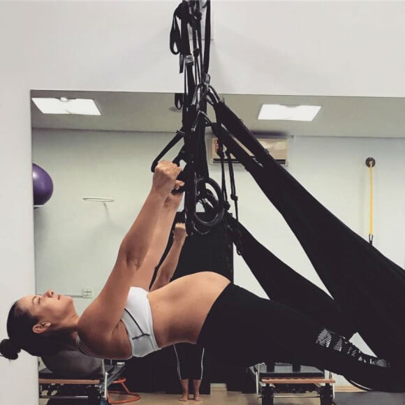 Milena Toscano compartilhou uma foto fazendo pilates nesta quarta-feira, 9 de maio de 2018