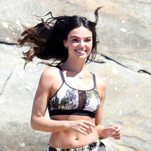 Aos 3 meses, Isis Valverde mantém a rotina fitness na gravidez