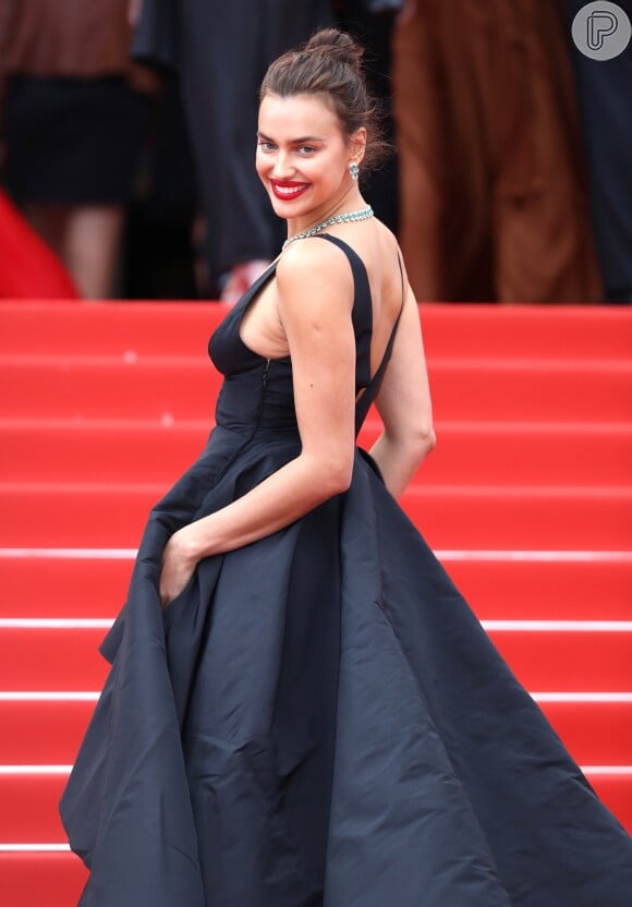 Bolsos laterais do vestido de Irina Shayk no Festival de Cannes 2018 deram um toque moderno ao visual