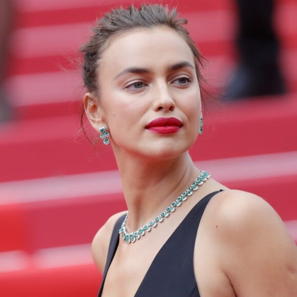 Maquiagem clean com boca marcada também contribuiu para visual elegante de Irina Shayk no Festival de Cannes 2018