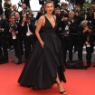 Elegante! Irina Shayk aposta em vestido mullet e sapato 'F heel' em Cannes