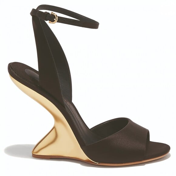 Modelo de sapato F Wedge usado por Irina Shayk em Cannes é da grife italiana Salvatore Ferragamo, feito de cetim preto e com saltos 'F heel' e podem ser comprados nas lojas físicas da marca no Brasil por R$ 3.990