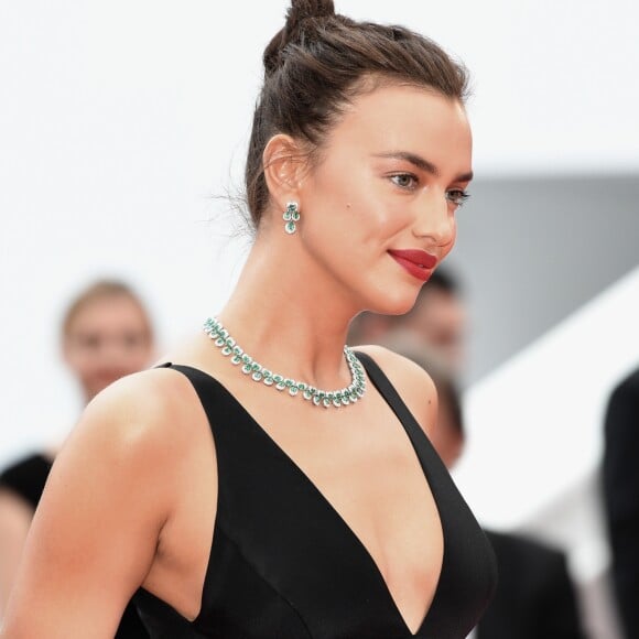 Com cabelo preso em coque, Irina Shayk deu destaque às joias da suíça Chopard no Festival de Cannes 2018