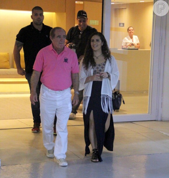 Renato Aragão contou com a companhia da filha, Lívian Aragão, durante jantar no shopping Village Mall, na Zona Oeste do Rio de Janeiro, na noite deste sábado, 5 de julho de 2014