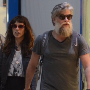 Maria Ribeiro foi fotografada de mãos dadas com Fabio Assunção em aeroporto do Rio