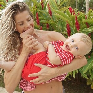 Karina Bacchi sempre compartilha fotos com o filho no Instagram