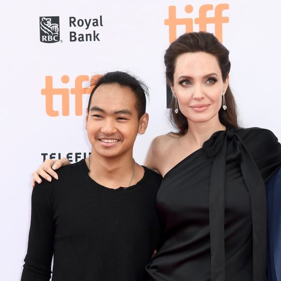 Angelina Jolie controla os filhos para protegê-los da imprensa