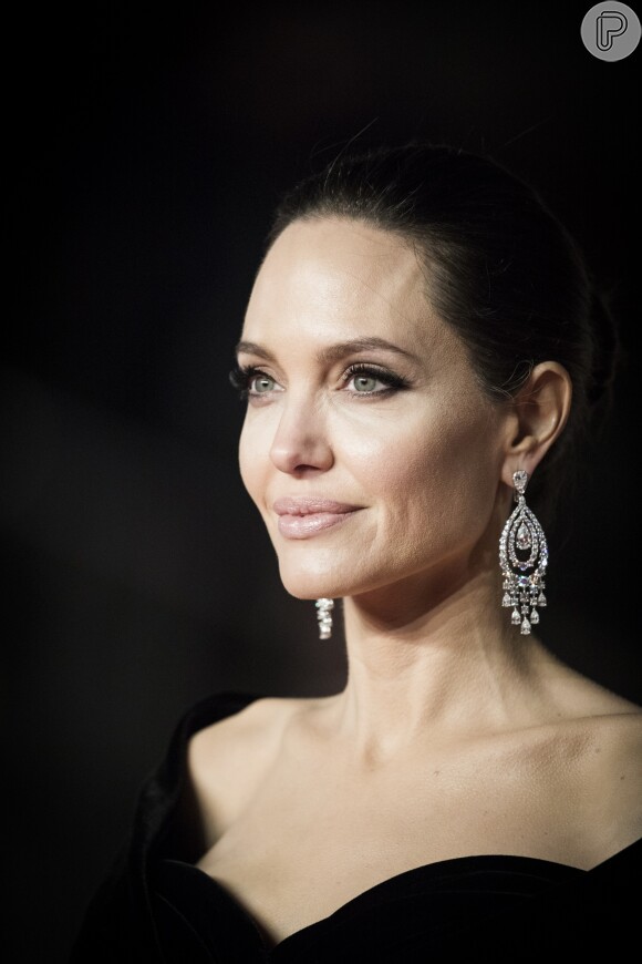 Angelina Jolie tem um comportamento controlador com os filhos