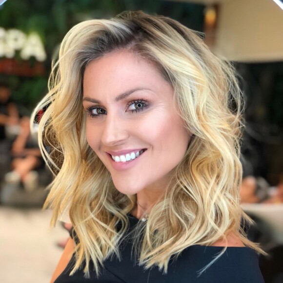 'Estou numa fase muito conectada com meus princípios: alimentação natural, saúde, yoga, bem estar, leveza e alto-astral', afirmou a atriz em papo com o Purepeople