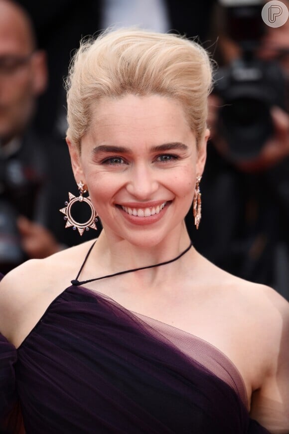 Emilia Clarke optou por um penteado que prendesse todo o cabelo