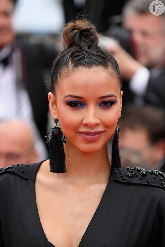 Flora Coquerel pretigiou o Festival de Cannes 2018 com um penteado dois em um ao usar uma trança embutida no topo da cabeça com um coque alto