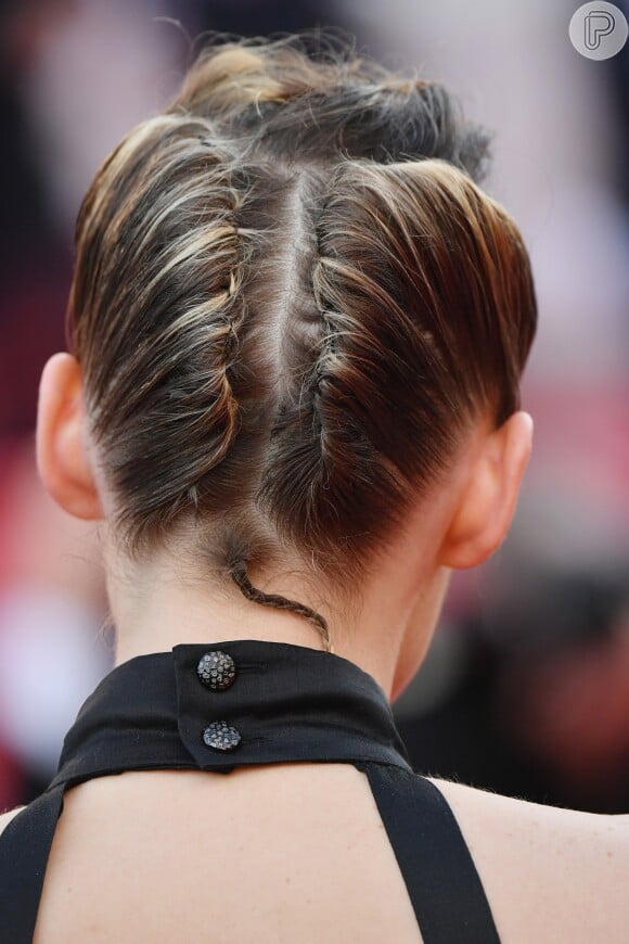 Feito pela hairstylist Bridget Brager, a trança invertida da Kristen Stewart deixou um mistério no ar