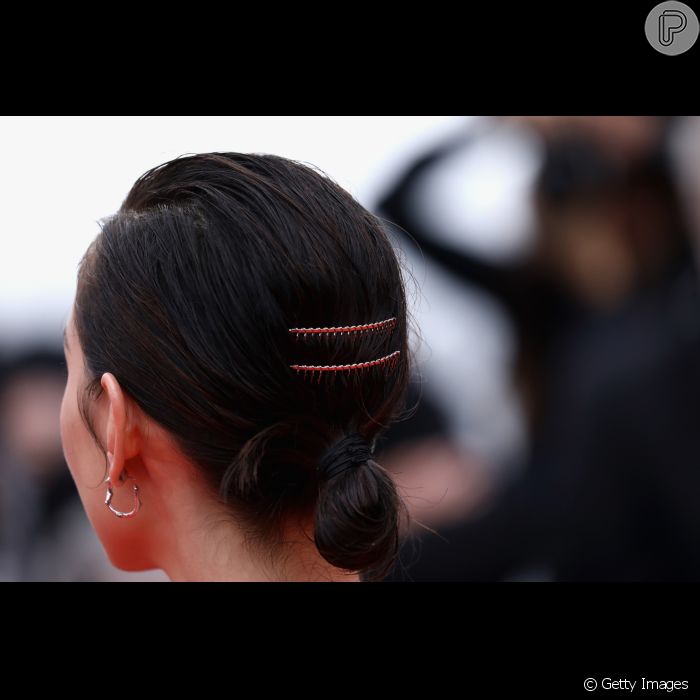 Com um coque baixo simples, Kiko Mizuhara ornou o penteado com dois  acessórios - Purepeople