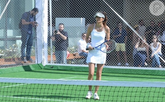 Com modelo criado por Patrícia Bonaldi, Fernanda Motta também jogou tênis
