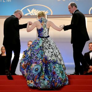 Cate Blanchett apostou em um look criativo e cheio de cores para première no Festival de Cannes nesta quinta (10)