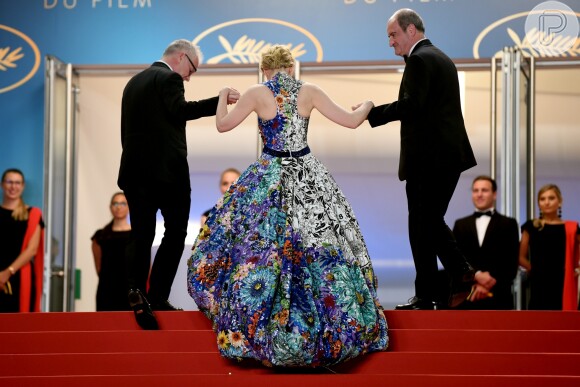 Cate Blanchett apostou em um look criativo e cheio de cores para première no Festival de Cannes nesta quinta (10)