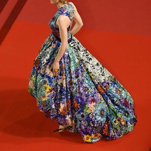 Cate Blanchett cruzou o tapete vermelho de 'Cold War' com um vestido Mary Katrantzou, apostando em uma poderosa saia assimétrica e balonê, em 10 de maio de 2018