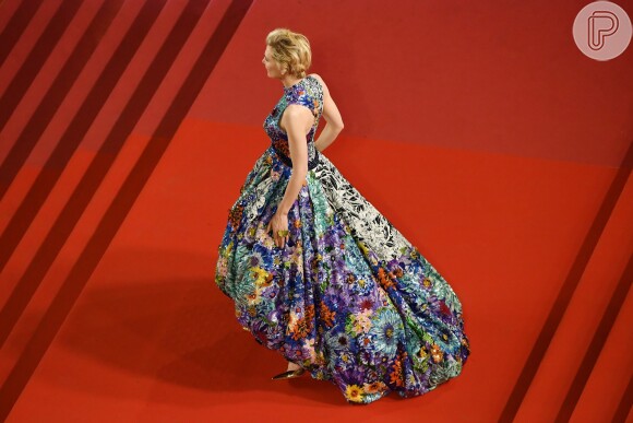 Cate Blanchett cruzou o tapete vermelho de 'Cold War' com um vestido Mary Katrantzou, apostando em uma poderosa saia assimétrica e balonê, em 10 de maio de 2018