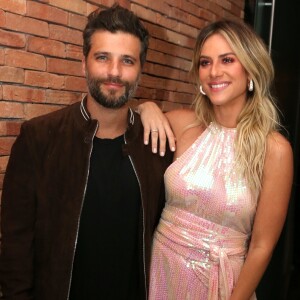 'A gente realmente não fala que foi um filho por acidente, que foi um filho de fertilização. Por que tem que falar filho adotivo? Filho é filho', diz Giovanna Ewbank