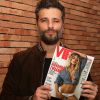 Bruno Gagliasso posou com a edição da revista 'VIP' que traz a mulher, Giovanna Ewbank, na capa