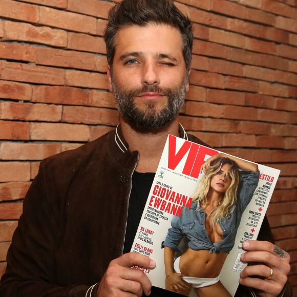 Bruno Gagliasso posou com a edição da revista 'VIP' que traz a mulher, Giovanna Ewbank, na capa