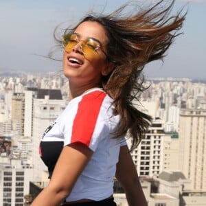 'Meu planejamento é continuar no meu país. Já que tenho tantos amigos me pedindo 'feat', separei este ano para fazer isso no Brasil. Me reservei para os meus parceiros!', disse Anitta