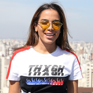 Anitta usou óculos vintage para lançar música 'Ao Vivo e a Cores' com Matheus e Kaun