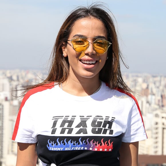 Anitta usou óculos vintage para lançar música 'Ao Vivo e a Cores' com Matheus e Kaun