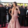 Bella Hadid escolheu um vestido longo de cetim para o Festival de Cannes nesta sexta-feira, 11 de maio de 2018