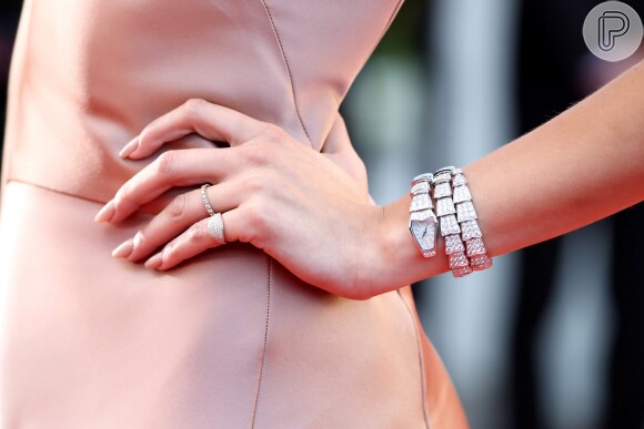 Bella Hadid investiu em uma pulseira de diamantes no Festival de Cannes nesta sexta-feira, 11 de maio de 2018