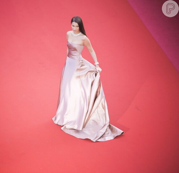 Bella Hadid usou um vestido de cetim rosa escuro da grife Dior