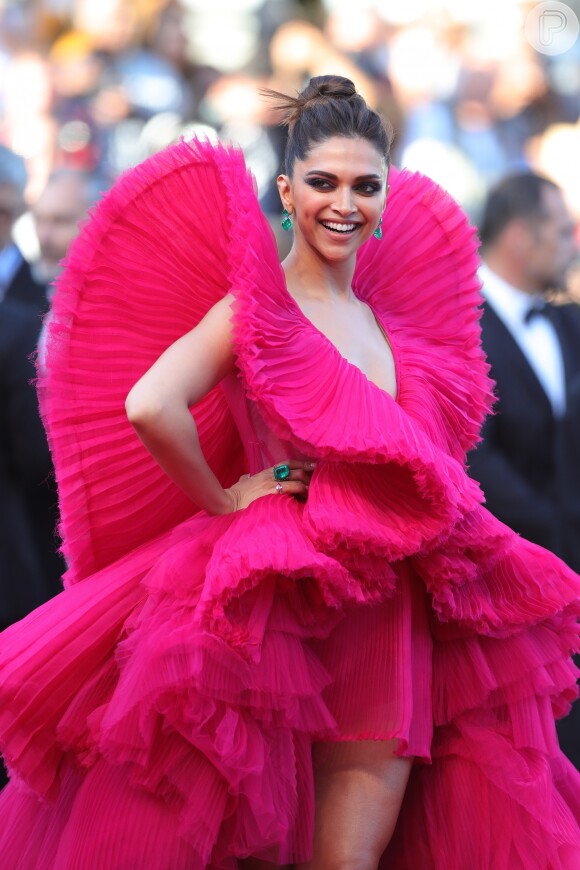 Vestido Ashi de Deepika Padukone em Cannes é feito de chiffon plissado com armações que dão volume e movimento à peça