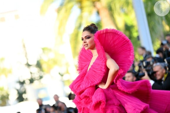 Curvas do vestido de chiffon usado por Deepika Padukone em Cannes formam uma espécie de ombreira
