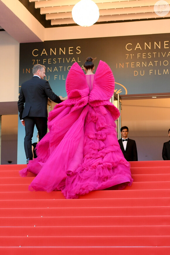 Vestido Ashi Studio plissado usado por Deepika Padukone em Cannes tem longa cauda