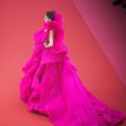 Embaixadora da L'Oréal Paris, Deepika Padukone chamou atenção ao atravessar o tapete vermelho de Canne nesta sexta-feira, dia 11 de maio de 2018