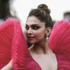Deepika Padukone apostou em maquiagem com olhos esfumados e cabelo preso em coque para ir a Cannes