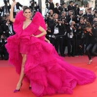 Cor marcante e volume plissado: o vestido da indiana Deepika Padukone em Cannes