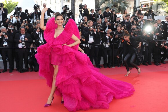 Atriz e modelo indiana Deepika Padukone compareceu ao 71º Festival de Cannes com vestido volumoso rosa neon nesta sexta-feira, dia 11 de maio de 2018