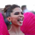 Junto de vestido extravagante, Deepika Padukone usou joias com esmeraldas da designer Lorraine Schwartz durante o Festival de Cannes