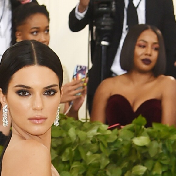 Kendall Jenner usou um jumpsuit com decote de ombro a ombro no Met Gala 2018