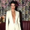 Kendall Jenner, em evento posterior ao Met Gala, usou um blazer branco sem sutiã em Nova York