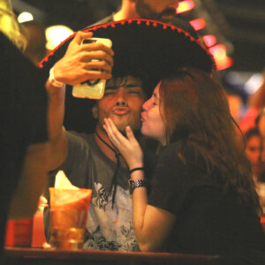 Gabriel Fuentes e Jeniffer Oliveira trocaram carinhos, beijos e fizeram selfies juntos em restaurante do Rio de Janeiro