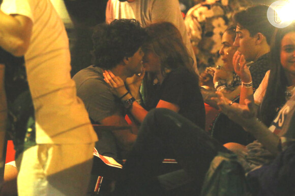 Atores de 'Malhação', Gabriel Fuentes e Jeniffer Oliveira se beijam em restaurante