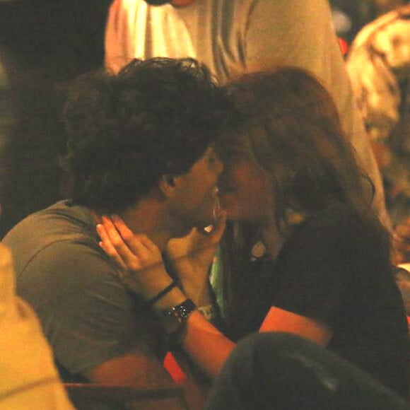 Atores de 'Malhação', Gabriel Fuentes e Jeniffer Oliveira se beijam em restaurante