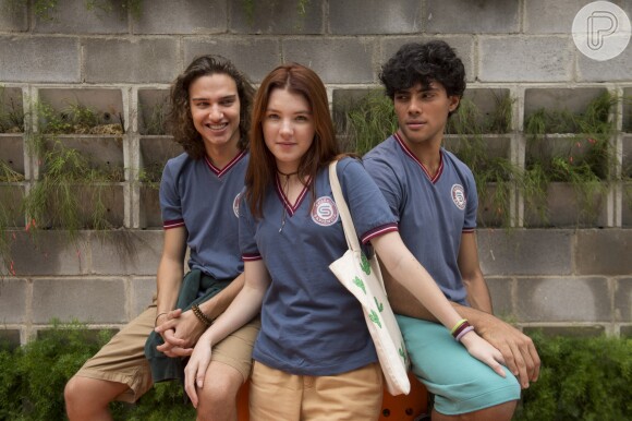 Flora (Jeniffer Oliveira) ficou divida entre Tito (Tom Karabachian) e Érico (Gabriel Fuentes) em 'Malhação: Vidas Brasileiras'