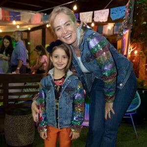Angélica e Eva combinaram jaqueta jeans com mangas e capuz bordados em paetê da coleção The Jacket da marca Iorani