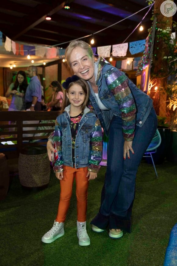 Angélica e Eva combinaram jaqueta jeans com mangas e capuz bordados em paetê da coleção The Jacket da marca Iorani