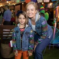 Mãe e filha estilosas! Angélica e Eva combinam jaqueta bordada em festa infantil