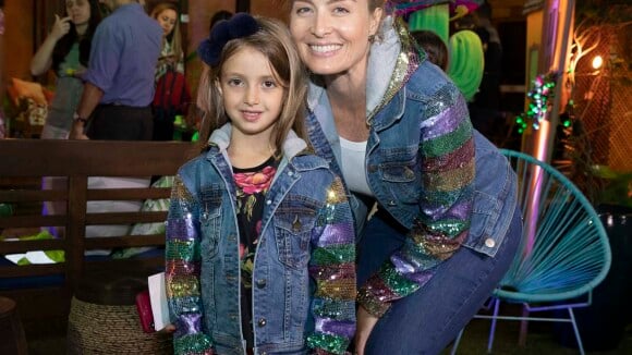 Mãe e filha estilosas! Angélica e Eva combinam jaqueta bordada em festa infantil
