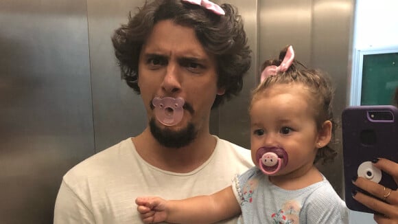 Bruno Gissoni posa de chupeta e lacinho com a filha, Madalena: 'Ama me imitar'